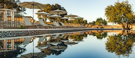Piscine extérieure, piscine à débordement, chaises longues