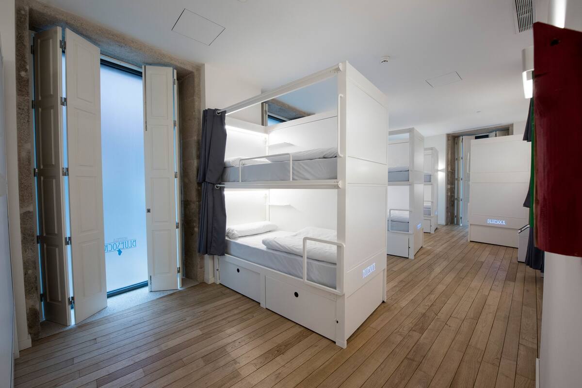 Premium bedding, in-room safe, soundproofing, free WiFi