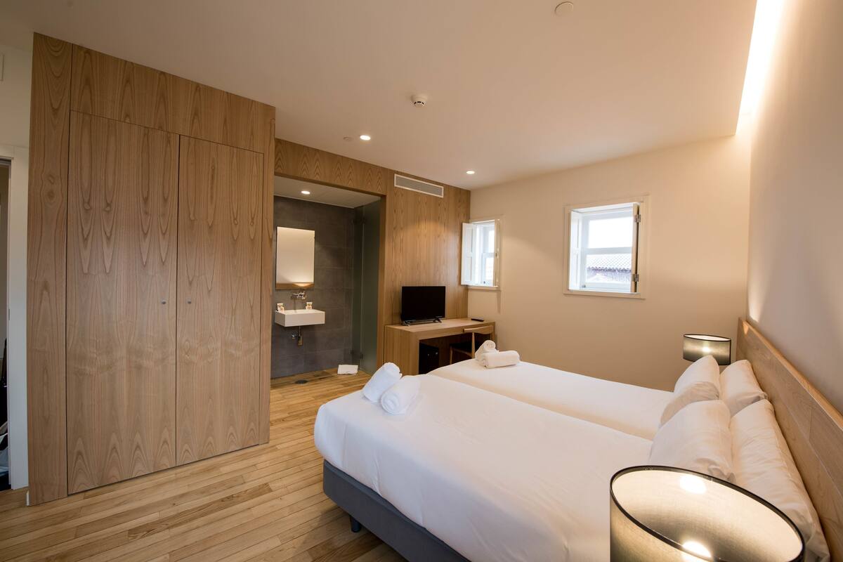 Premium bedding, in-room safe, soundproofing, free WiFi