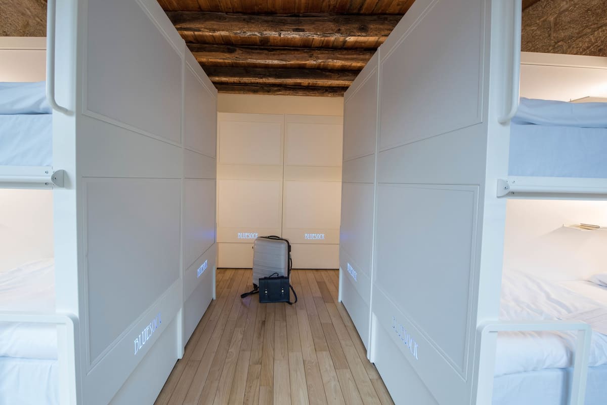 Premium bedding, in-room safe, soundproofing, free WiFi