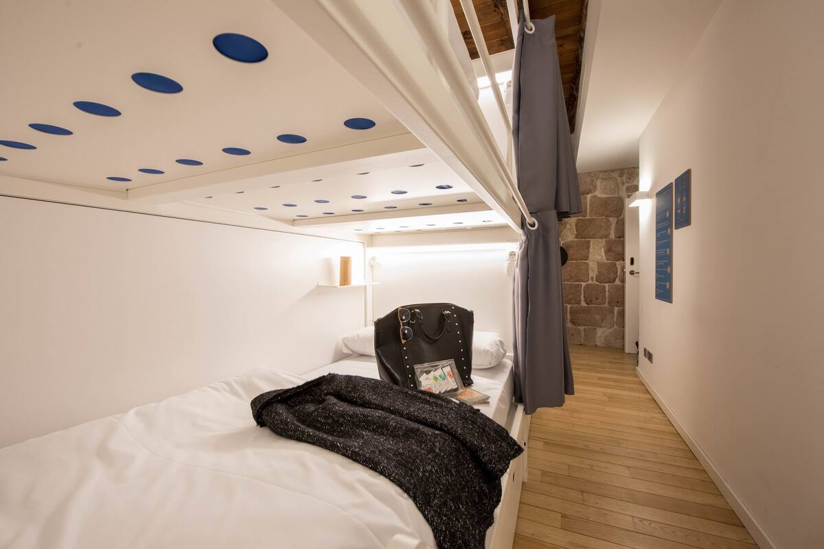 Premium bedding, in-room safe, soundproofing, free WiFi