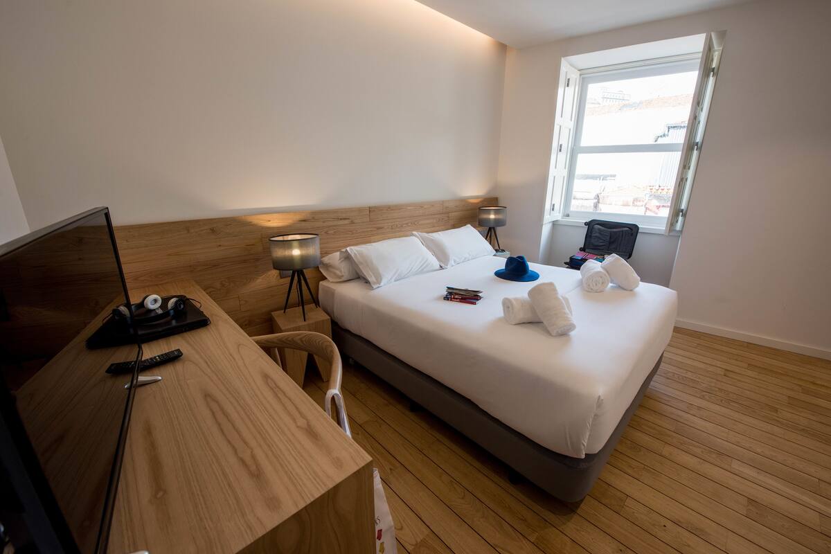 Premium bedding, in-room safe, soundproofing, free WiFi