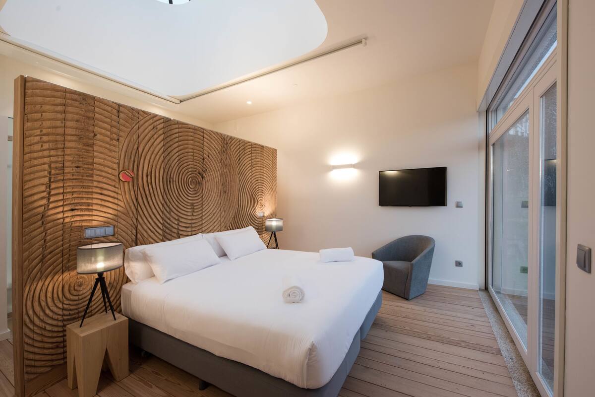 Premium bedding, in-room safe, soundproofing, free WiFi
