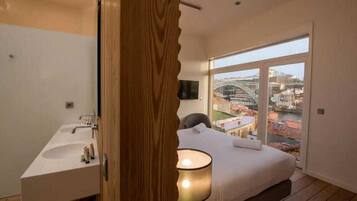 Premium bedding, in-room safe, soundproofing, free WiFi