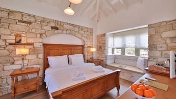 Habitación doble Deluxe | Ropa de cama de alta calidad y caja de seguridad en la habitación