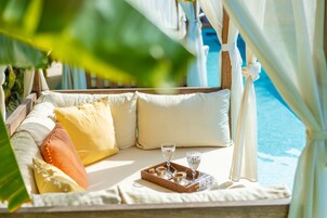 Una piscina al aire libre, camas de piscina gratis, sombrillas