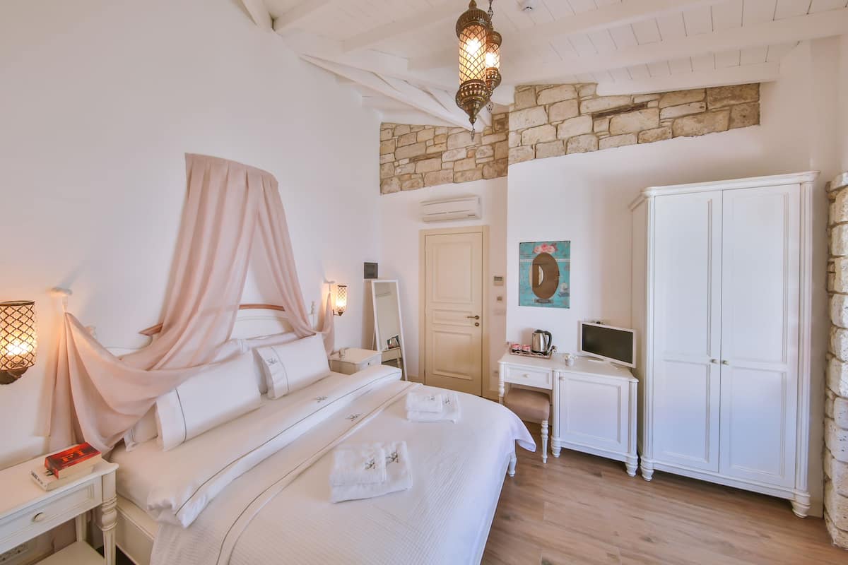 Junior Double Room, 1 Queen Bed, Corner | Premium bedding, in-room safe, desk, soundproofing
