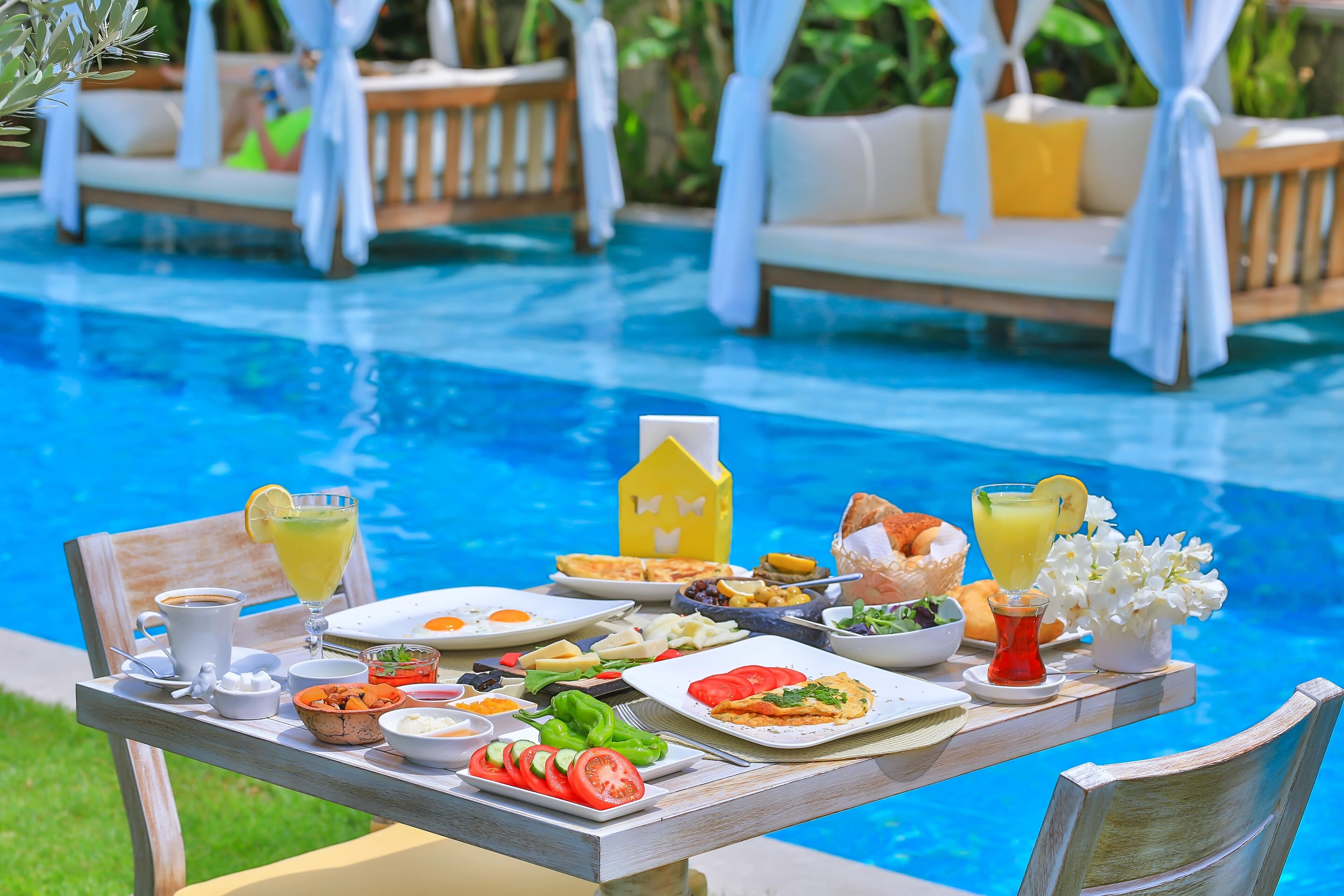 Free daily full breakfast 