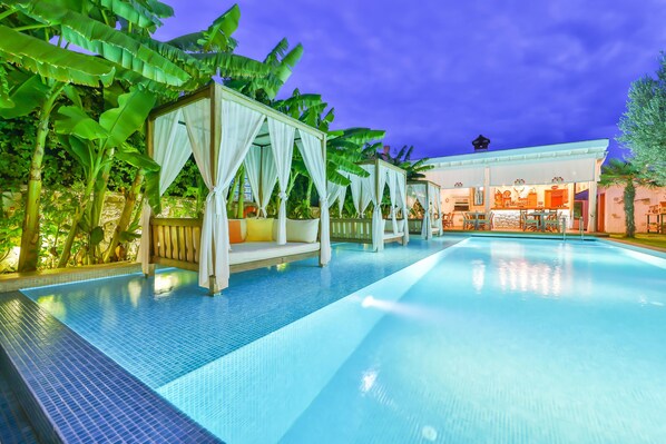 Outdoor pool, free cabanas, pool umbrellas