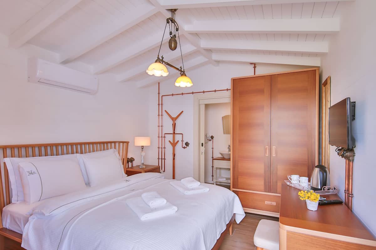 Bungalow Room | Premium bedding, in-room safe, desk, soundproofing
