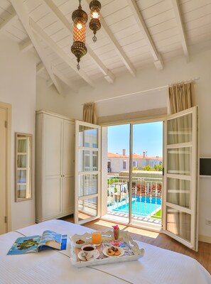 Double Room, Balcony, Pool View | Peralatan tempat tidur premium, peti besi dalam bilik, meja 