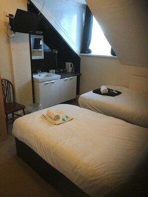 Habitación con 2 camas individuales | Tabla de planchar con plancha y wifi gratis 