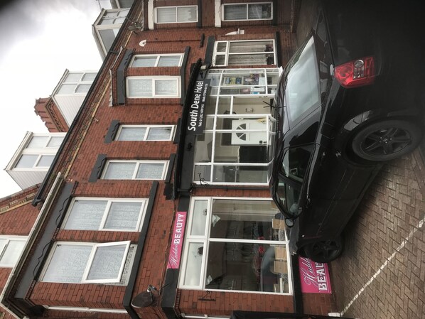 Vista frontal de la propiedad