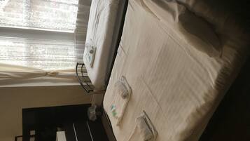 Triple Room | Iron/ironing board, free WiFi