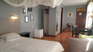 Standard Room | In-room safe, desk, free cots/infant beds, rollaway beds