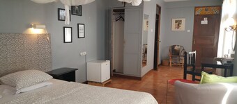 Q-Bar & Guest House