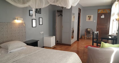 Q-Bar & Guest House