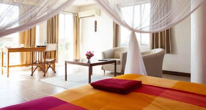 Q-Bar & Guest House