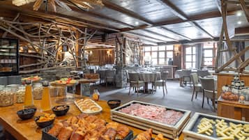 Café da manhã com buffet todos os dias mediante uma taxa