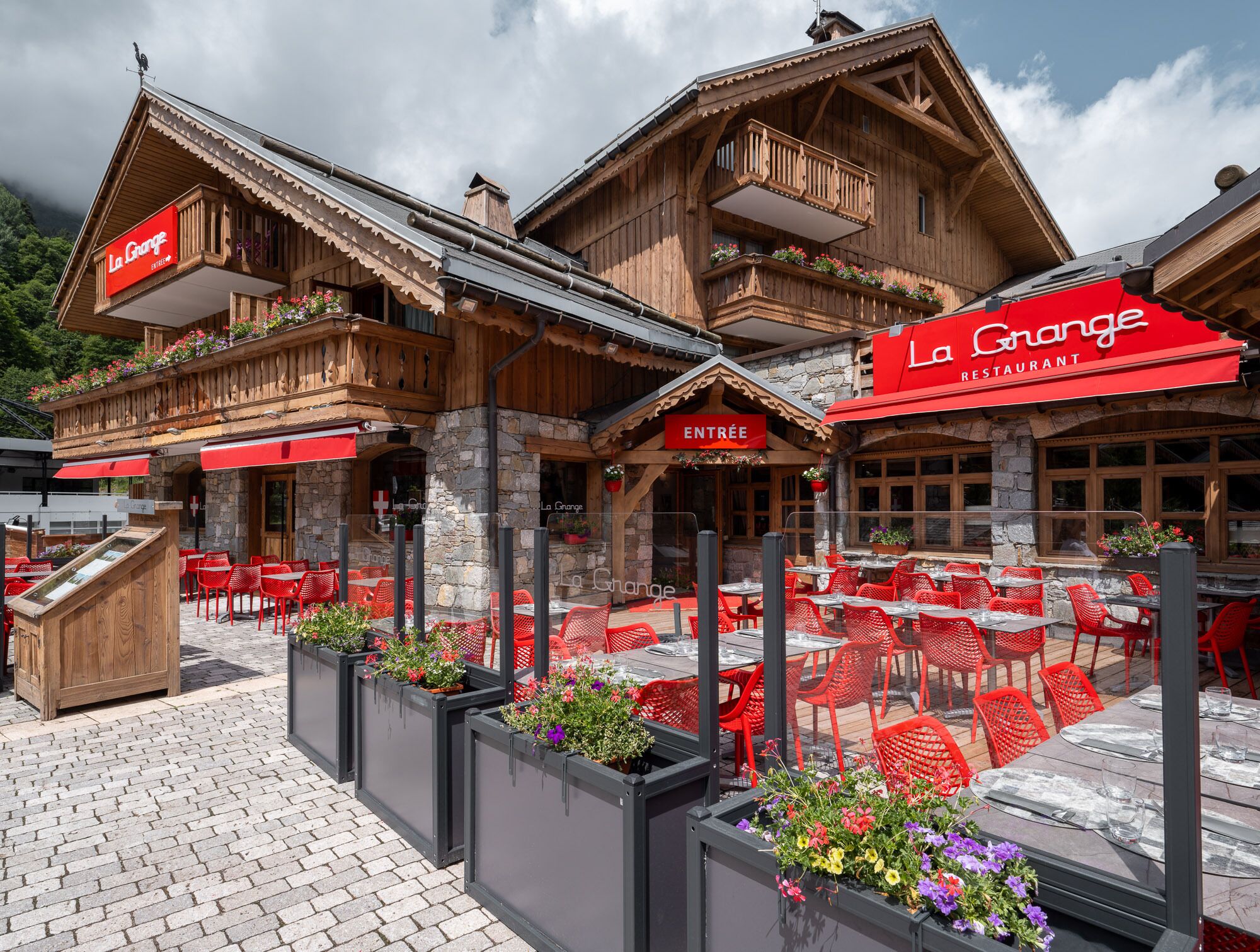 朝食、ランチ、ディナーに営業