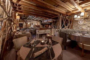 Petit déjeuner, déjeuner et dîner servis sur place