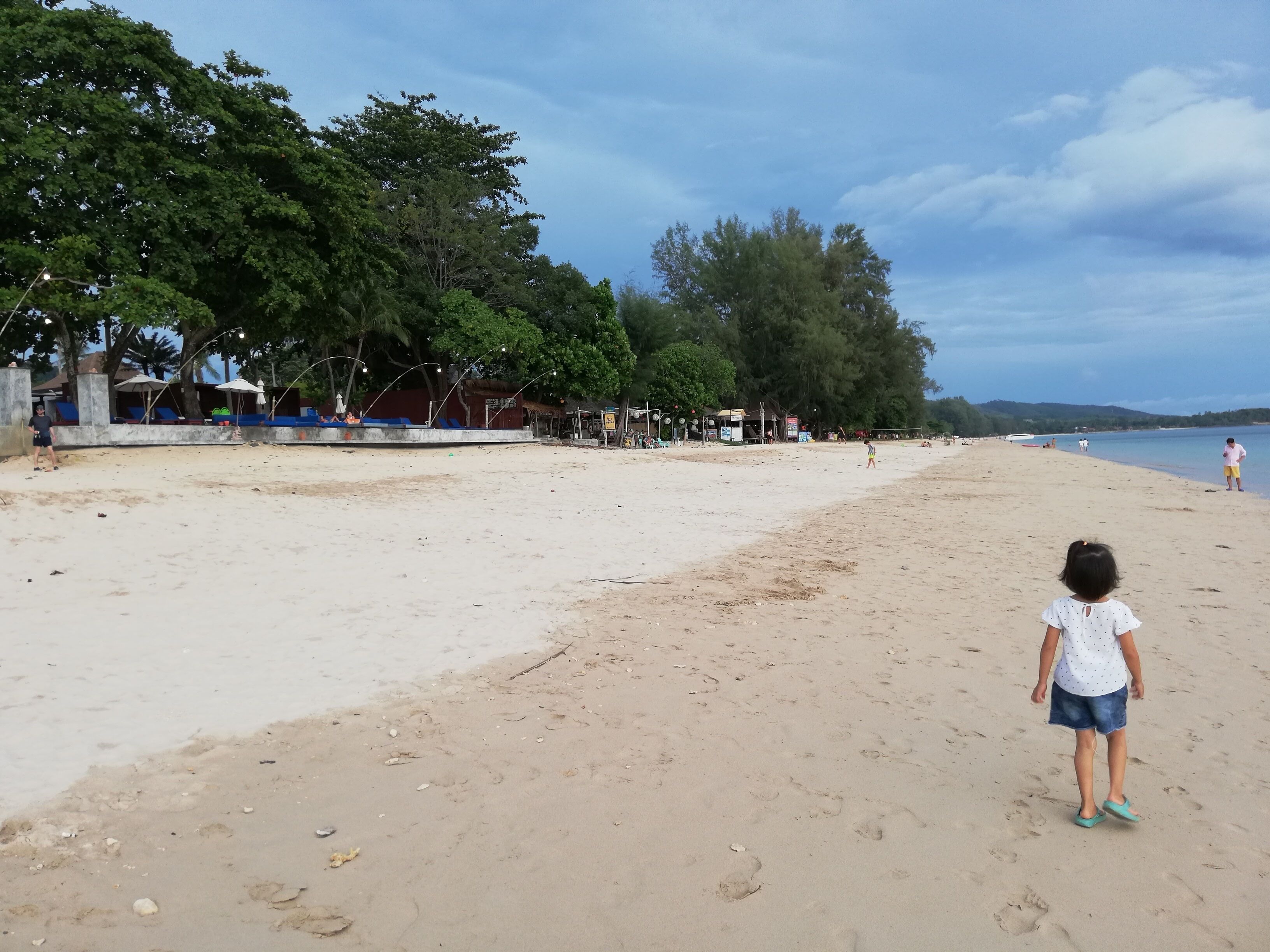 ビーチの近く、6 か所のビーチバー