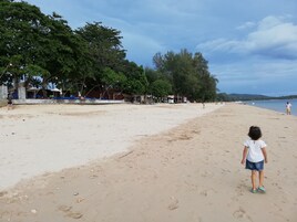 Beach nearby, 6 beach bars