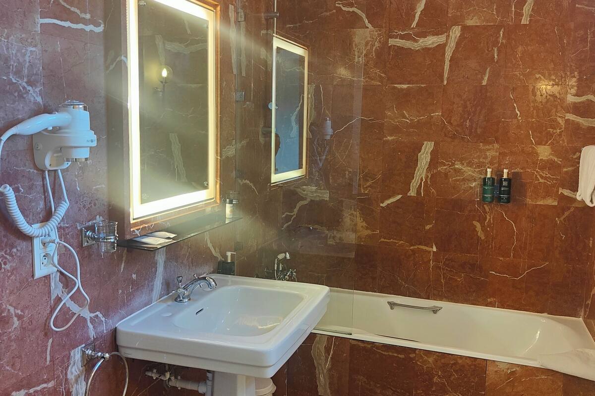 standard double room | 1 bedroom, premium bedding, minibar, in-room safe