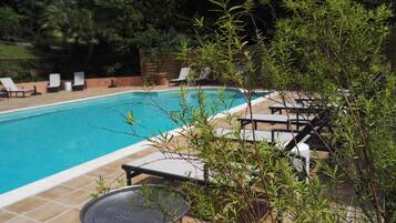 Piscina stagionale all'aperto, ombrelloni da piscina, lettini