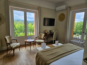 Literie de qualité, minibar, coffre-fort, décor unique