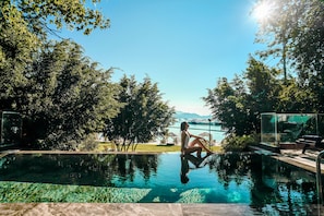 Piscina externa sazonal, funciona das 8h às 18h30, guarda-sóis