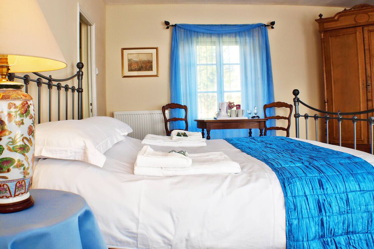 1 bedroom, premium bedding, iron/ironing board, free cots/infant beds