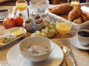 Tägliches inbegriffenes kontinentales Frühstück