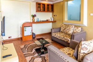 Escritorio, sistema de insonorización y wifi gratis 