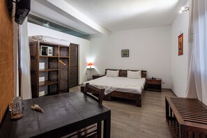Caja de seguridad en la habitación, escritorio y cortinas blackout 