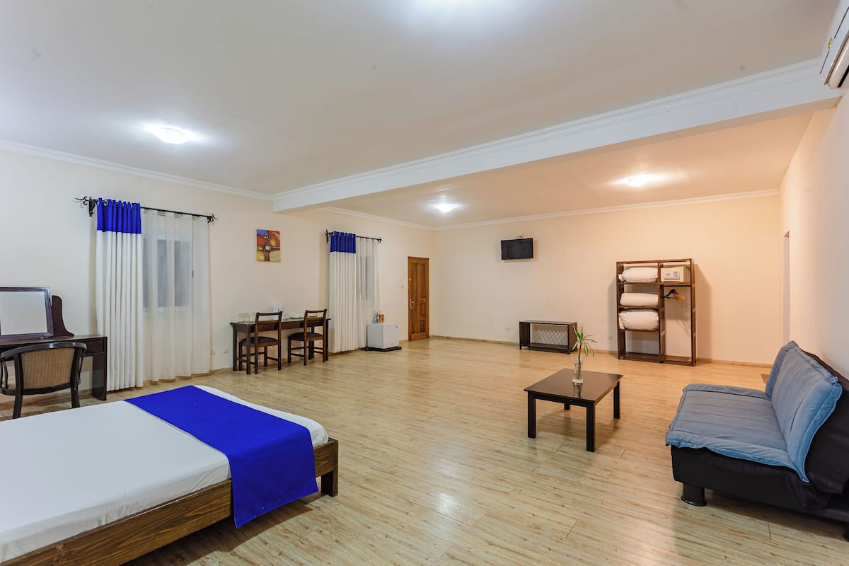 Suite Comfort, 1 letto queen con divano letto, non fumatori, vista giardino | 1 camera, una cassaforte in camera, una scrivania, tende oscuranti