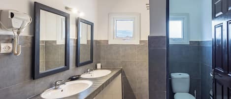 Suite Confort, 1 grand lit et 1 canapé-lit, non-fumeur, vue sur le jardin | Salle de bain | Serviettes fournies
