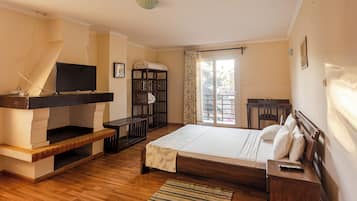 Chambre Triple Confort, plusieurs lits, non-fumeurs, vue jardin | 1 chambre, coffres-forts dans les chambres, bureau, rideaux occultants