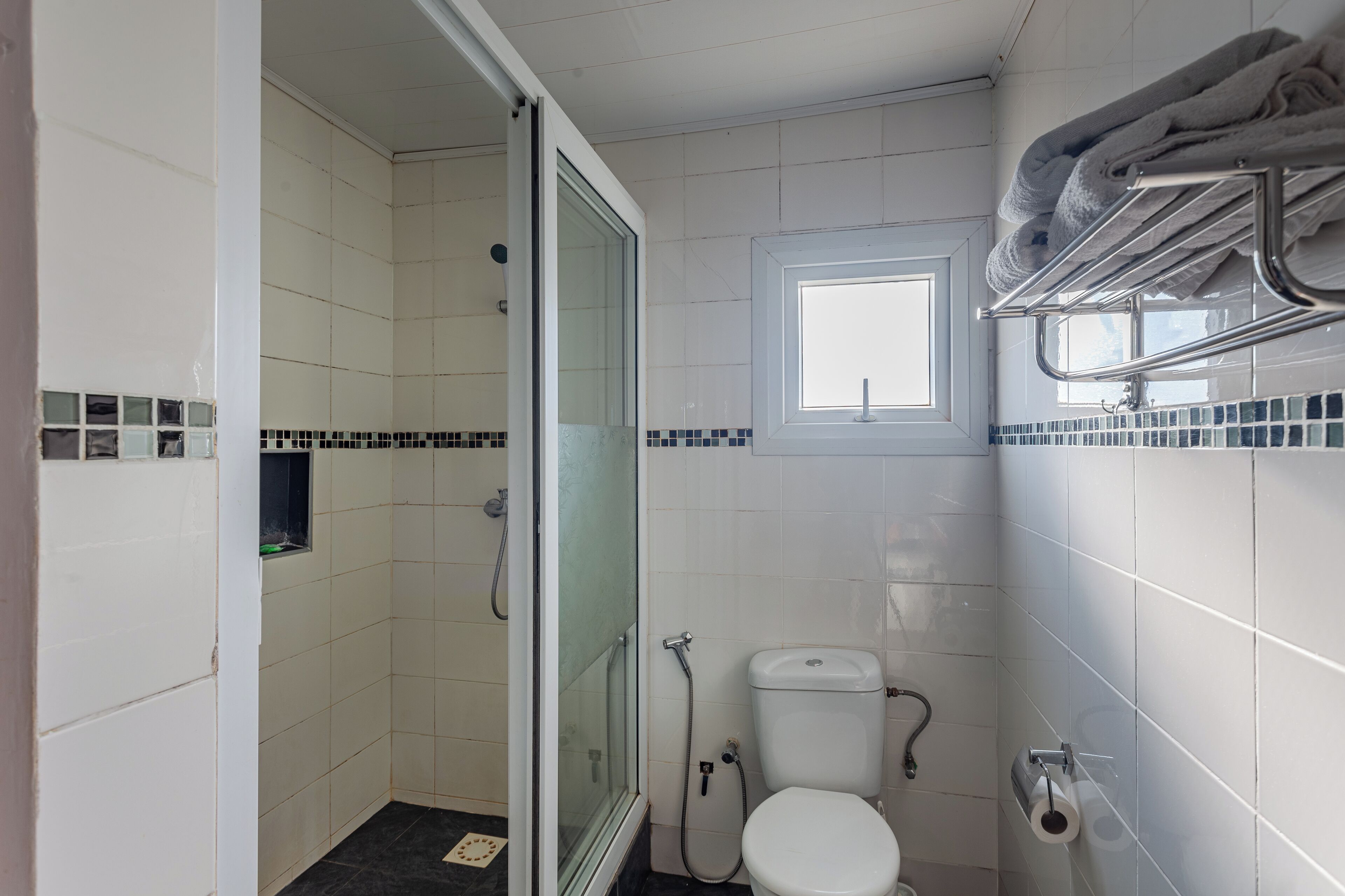 Habitación triple Confort, varias camas, para no fumadores, vista al jardín | Baño | Toallas 
