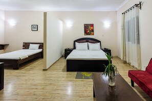 Suite Comfort, Beberapa Tempat Tidur, Bebas Asap Rokok, pemandangan kebun | Brankas, meja kerja, tirai kedap cahaya, dan tempat tidur bayi gratis