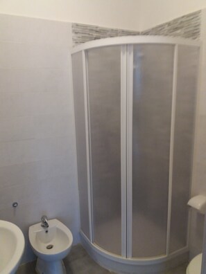 Quarto triplo superior | Banheiro | Chuveiro, produtos de toalete grátis, secador de cabelo, bidê