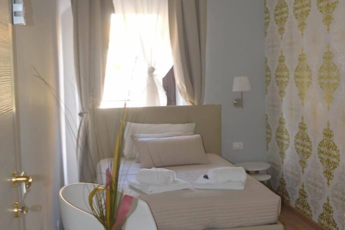 Quarto casal econômico | Wi-Fi de cortesia, roupa de cama