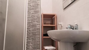 Economy Double Room | Bathroom | Shower, free toiletries, hair dryer, bidet - B&B Gmatt Rooms (Rome)