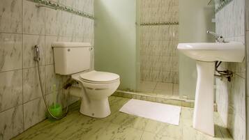 Apartamento, 1 habitación | Baño | Ducha, artículos de higiene personal gratuitos, albornoces y toallas