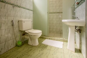Apartamento, 1 habitación | Baño | Ducha, artículos de higiene personal gratuitos, albornoces y toallas