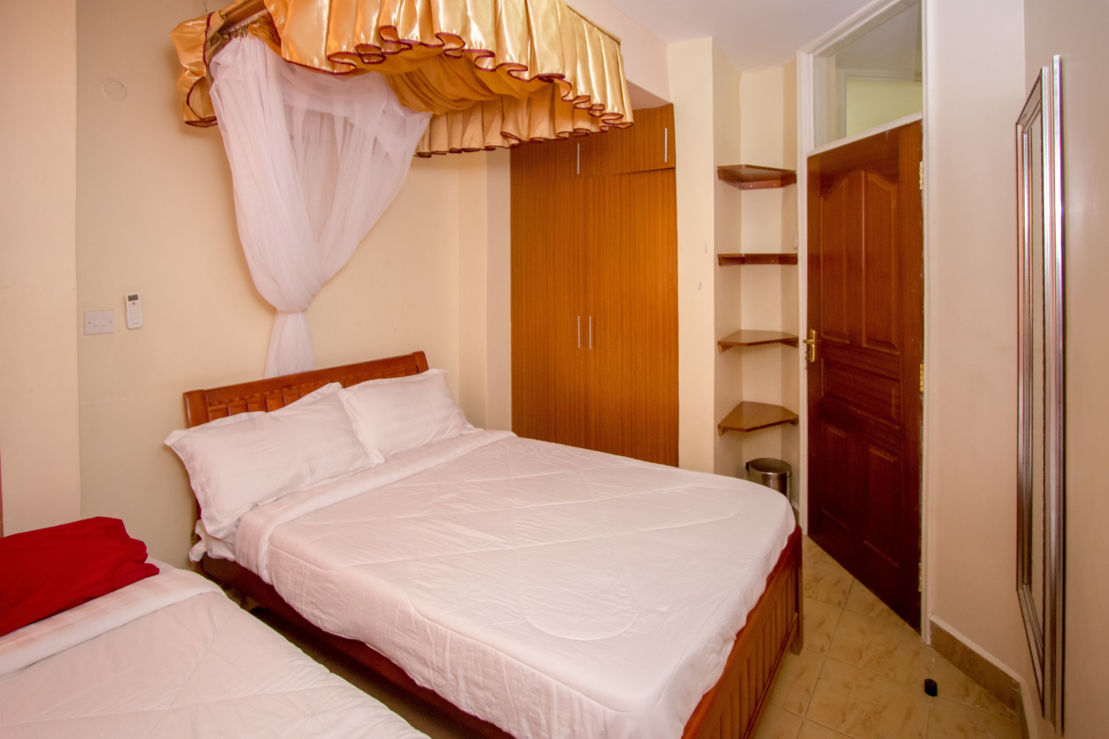 Escritorio, tabla de planchar con plancha y wifi gratis 