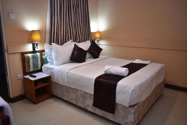 Standard Twin Room | Desk, free WiFi