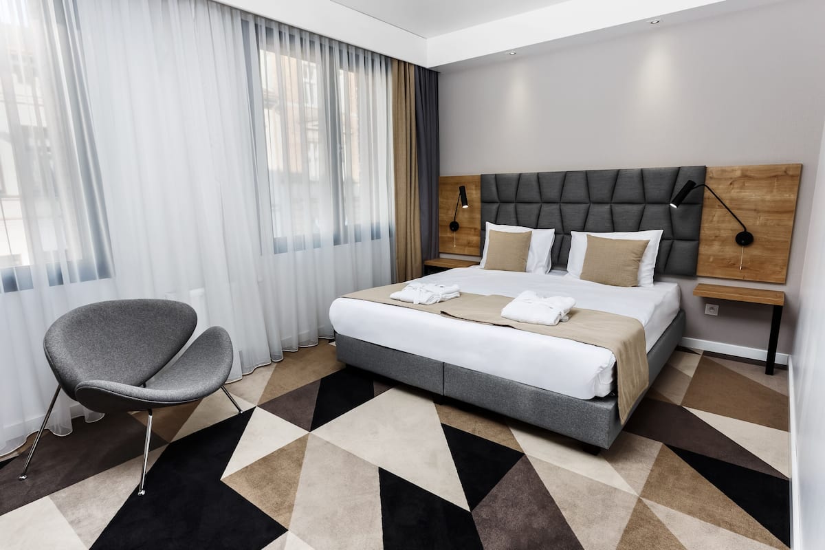 Habitación superior, 1 cama Queen size | 1 habitación, ropa de cama de alta calidad, escritorio y insonorización