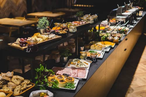 Tägliches Frühstücksbuffet gegen Gebühr