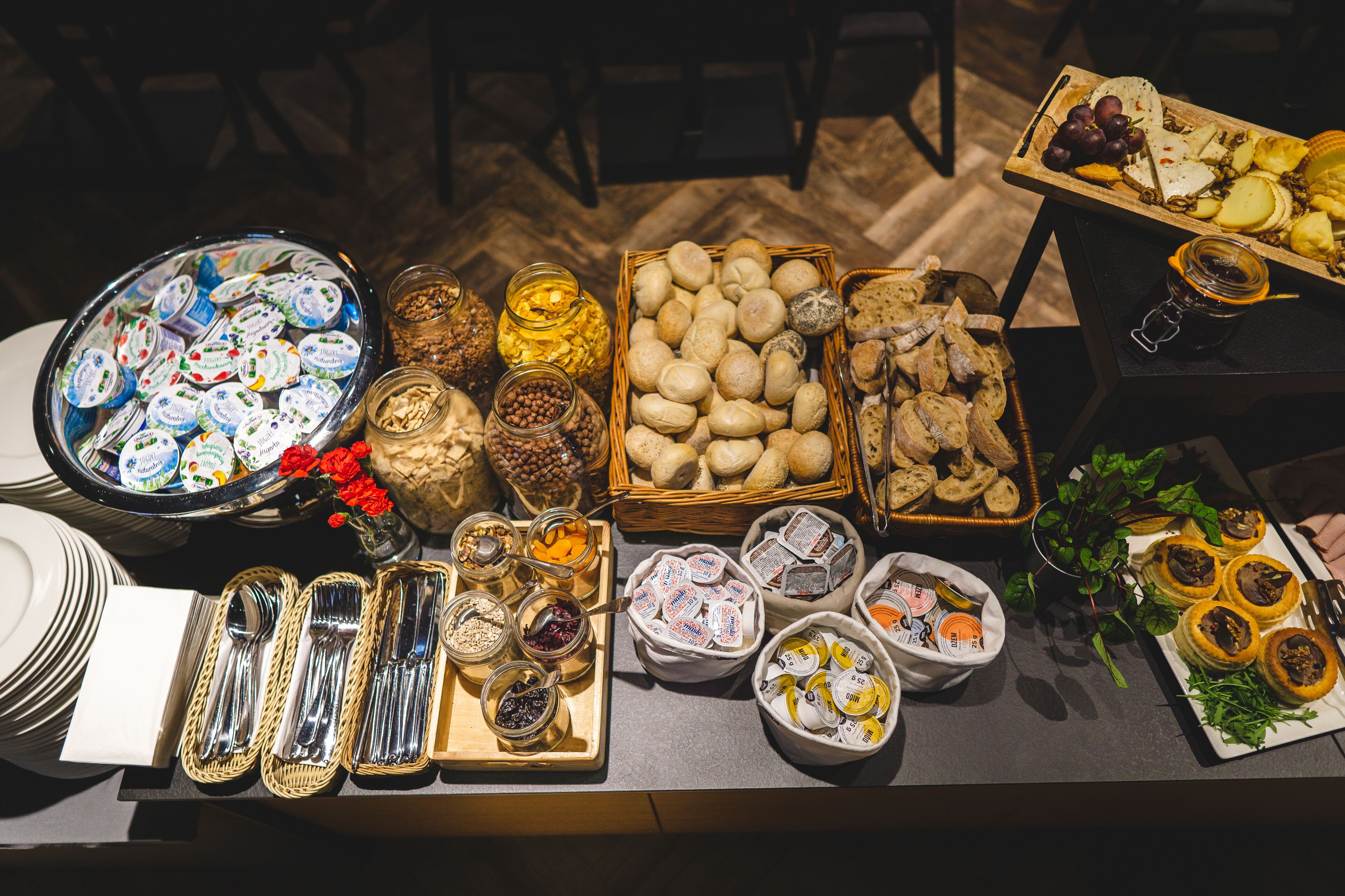 Un tavolo per buffet con diversi cibi e condimenti.